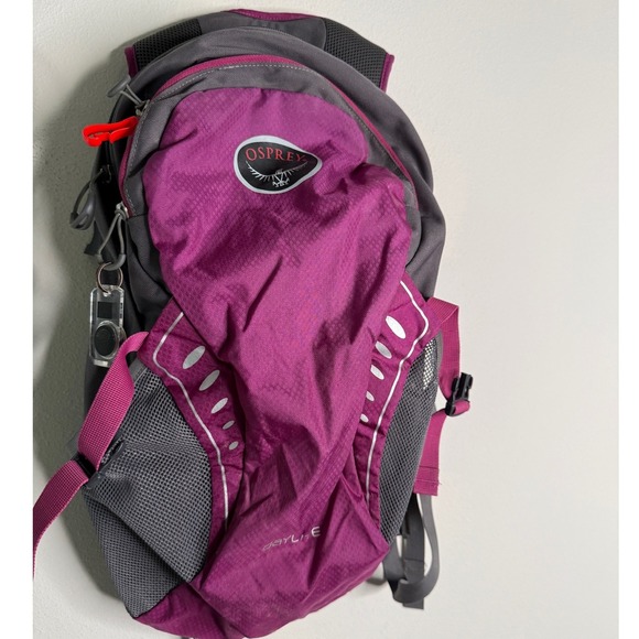 Osprey Unisex Daylite Backpack Purple Gray Hiking Travel School Carry On Bag - Picture 4 of 5